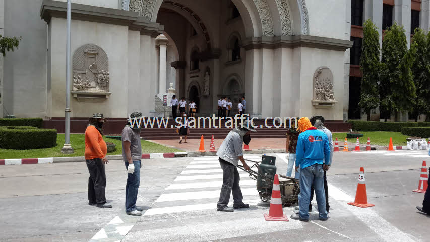 ตีเส้นทางม้าลาย ที่มหาวิทยาลัยอัสสัมชัญวิทยาเขตสุวรรณภูมิ