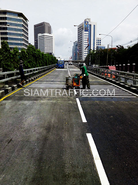 ตีเส้นที่สะพานไทย-ญี่ปุ่น โครงการปรับปรุงสะพานข้ามแยก