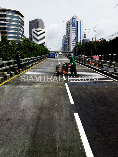 ตีเส้น ที่สะพานไทย-ญี่ปุ่น โครงการปรับปรุงสะพานข้ามแยก